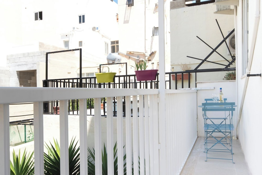 Central Flat With Traditional Maltese Balcony
