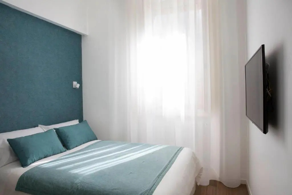 Small Double room (full double bed)