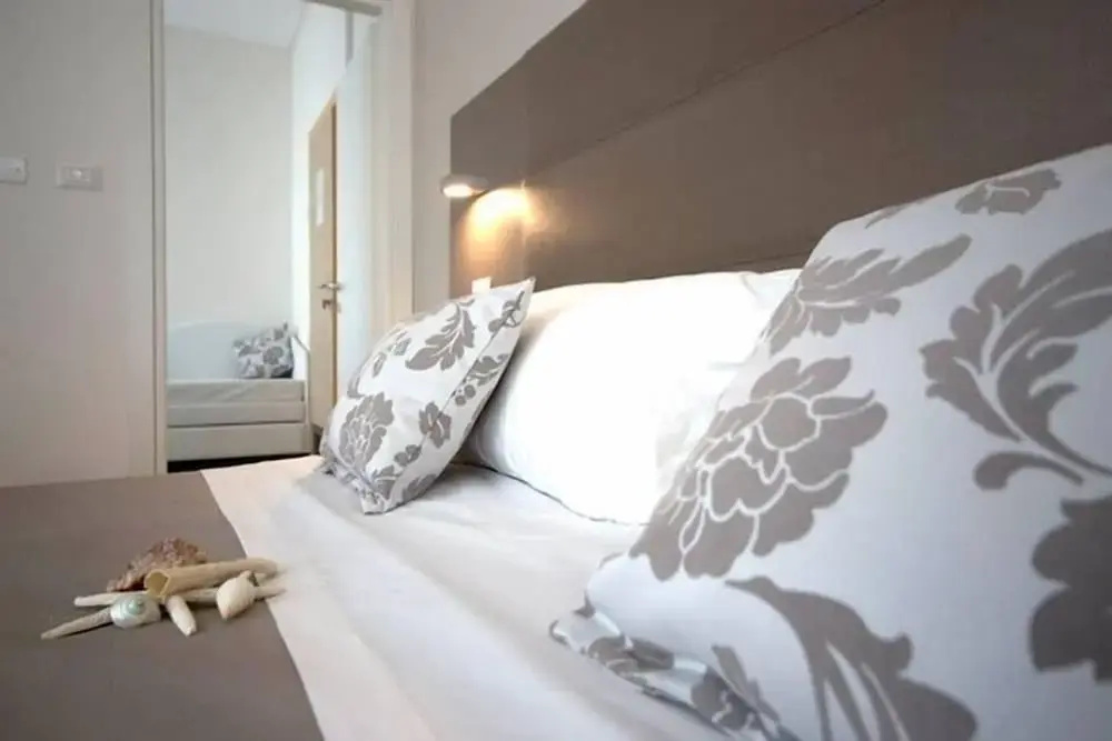 2 Bedrooms Standard Family room with balcony and with sea view