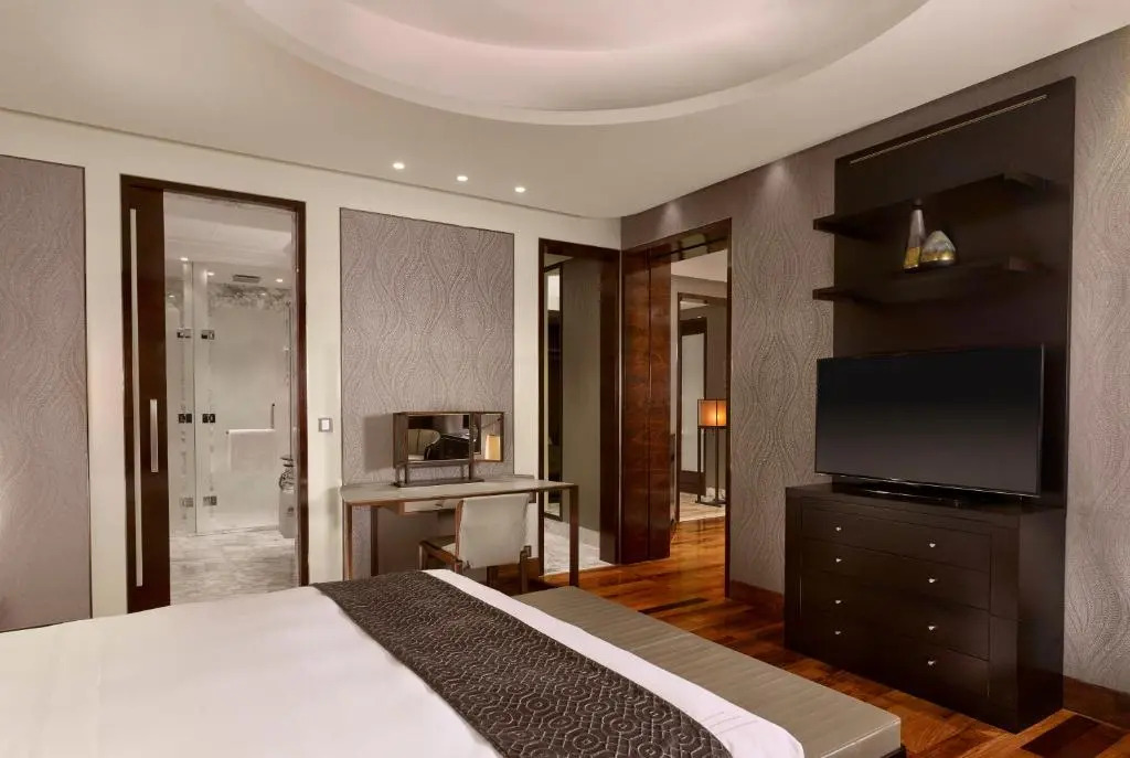 行政雙人俱樂部套房，享有市景，配有雙人床。