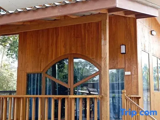 Wood Cabin by the bay, Awnon Beach Resort @TTC