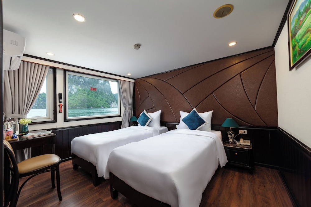 Amanda Cruise Ha Long Bay in Ha Long