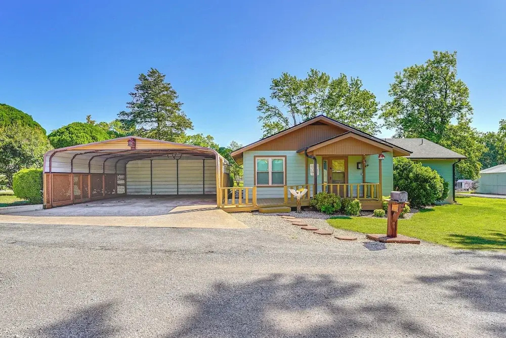 Kayaks & Boat Dock: Waterfront Home in Grove