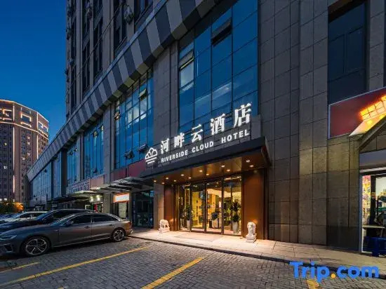 Yining Riverside Cloud Hotel