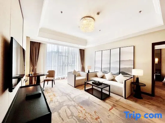 Семейный люкс в Phoenix Hotel