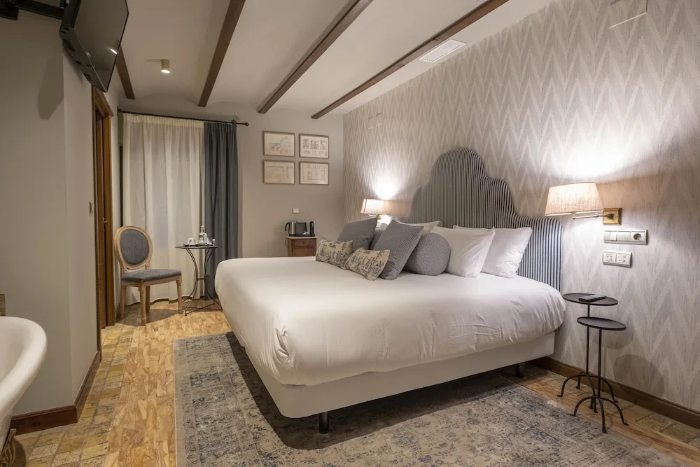 Standard Double room with balcony (full double bed)