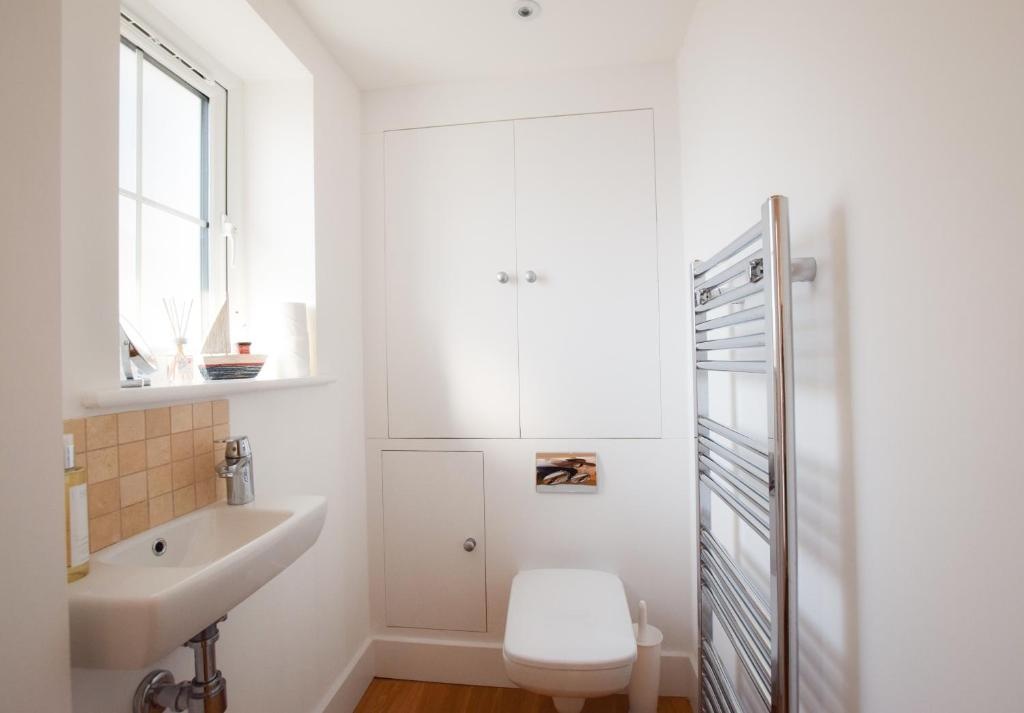 Whispers - 4 bedroom Luxury Family Holiday Home in Salcombe (Sleeps 8)