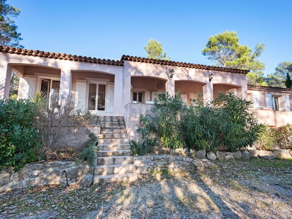 Lavish Villa in Bagnols-en-forêt With Swimming Pool