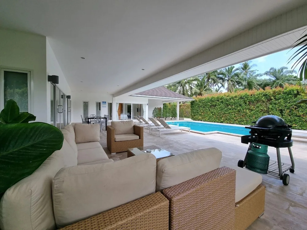 4 Bedrooms Villa