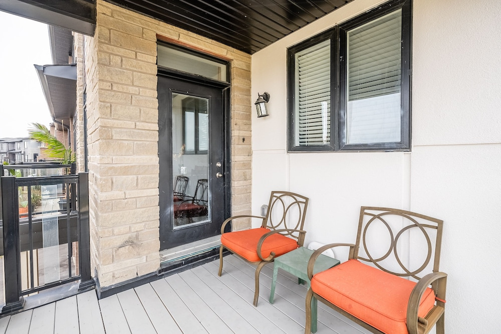 GLOBALSTAY. Modern Lake Ontario Townhomes