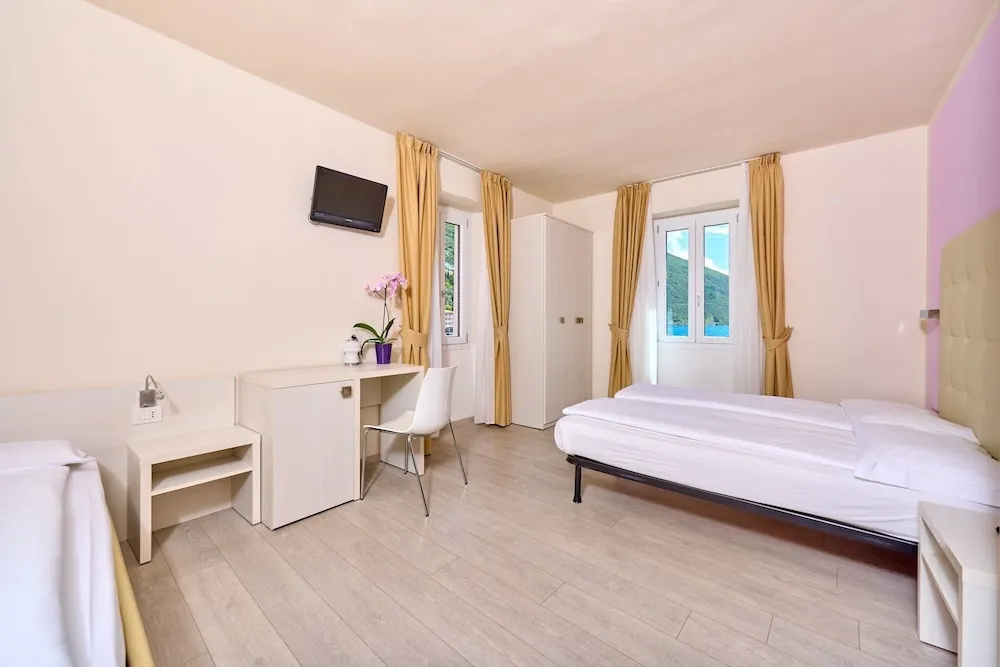 Standard Triple room with balcony and with lake view