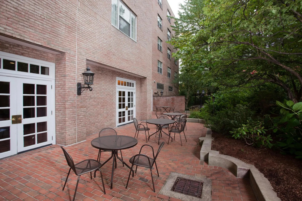 Hampton Inn & Suites Stamford - 2