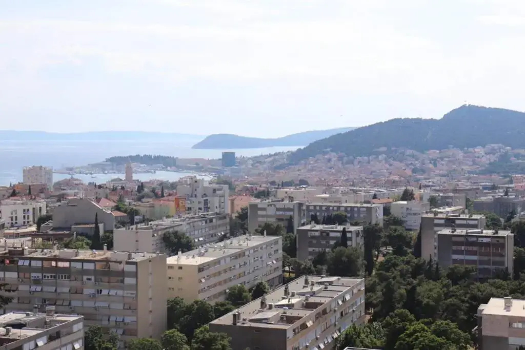 NEW! Top apartment, Split view from above