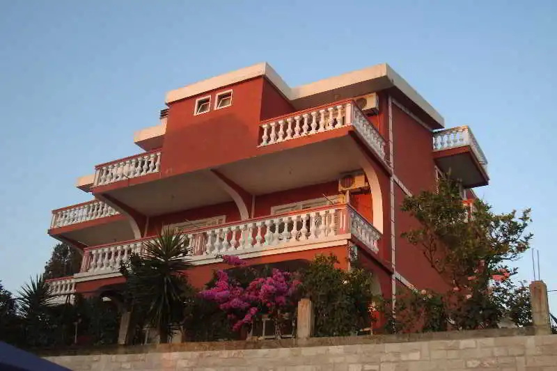 Alvanita Apartments