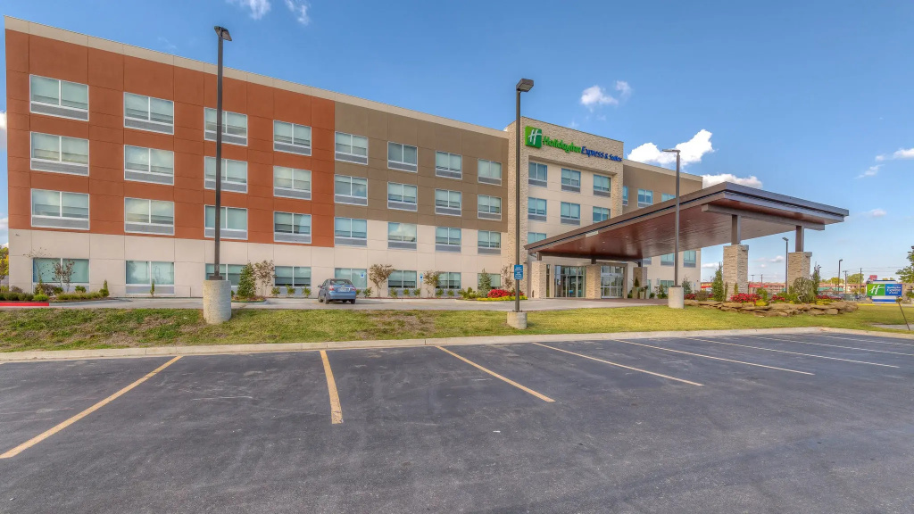 Holiday Inn Express & Suites Tulsa Midtown by IHG