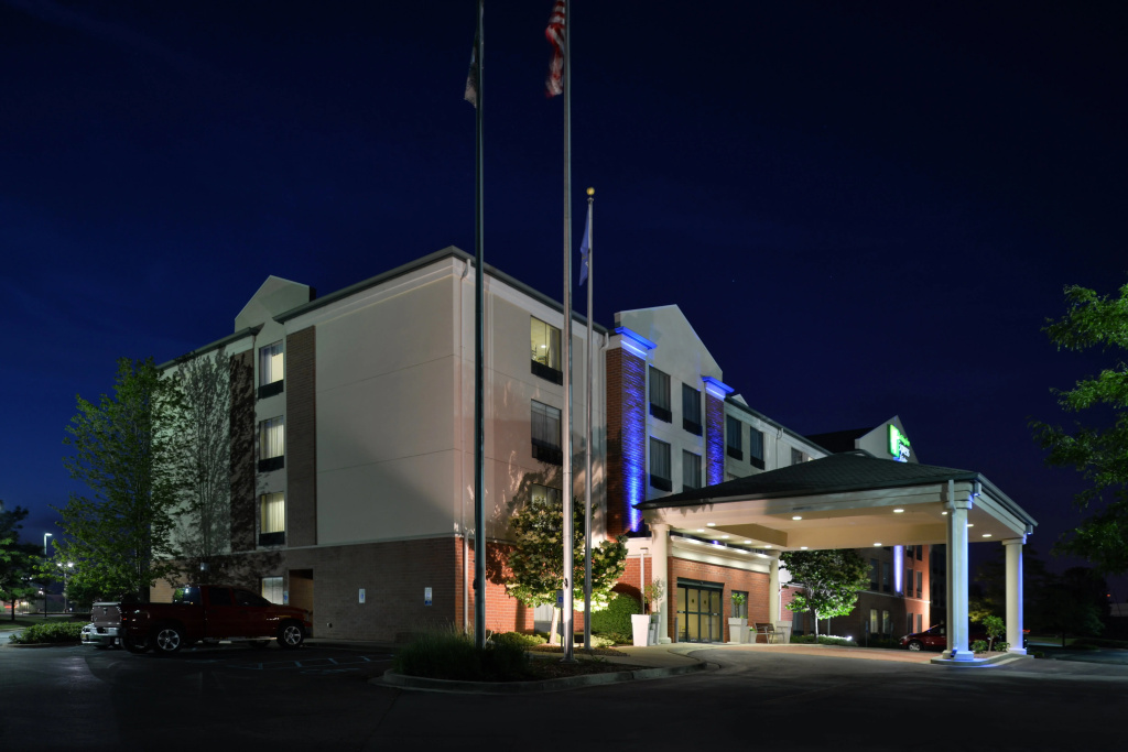 Holiday Inn Express & Suites New Berlin by IHG
