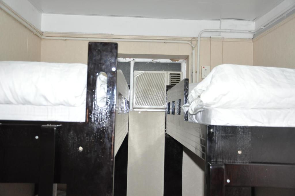 Кровать в общем номере в Swiss Hostel