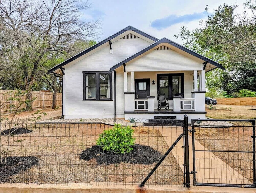Brand New Private Pool and Hot-tub Near Main!