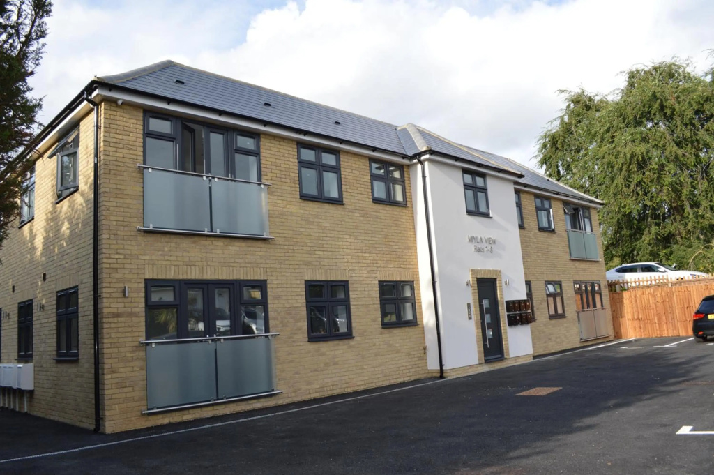 Alexandra Palace - Hatfield - New Modern Apartment in a quiet location - Near Galleria and University of Hertfordshire - Free Allocated parking - Super fast WiFi - Short Travel to London Heathrow Airport