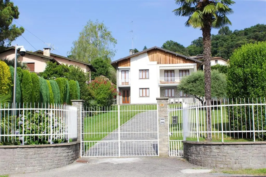 4 bedrooms villa at Ranco 100 m away from the beach with lake view private pool and enclosed garden