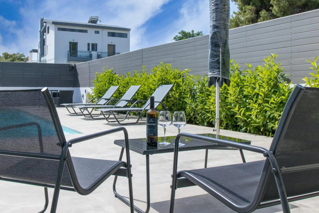 Stylish Voula Apartment with pool close to Kavouri Beach
