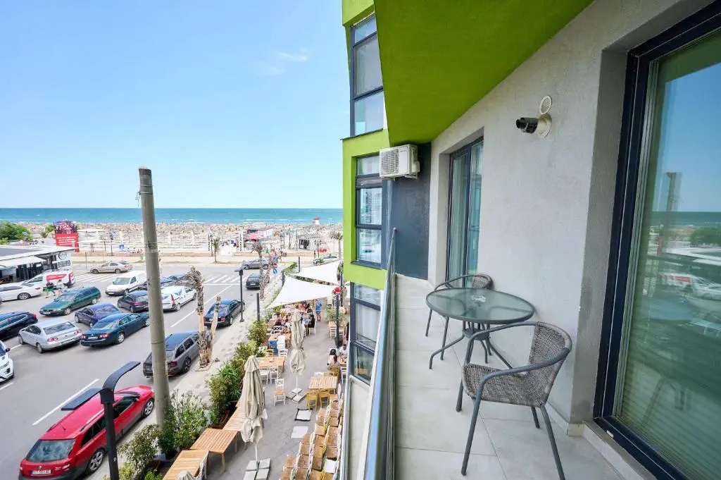 Beachfront 1BR apartment- Spa n Pools