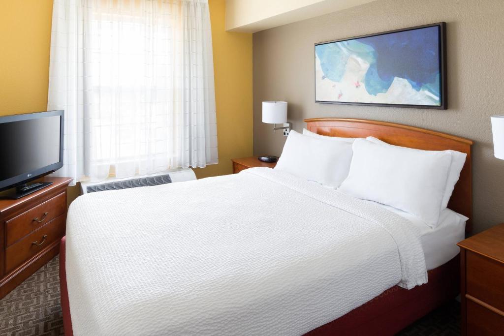 Двухместный люкс c 1 комнатой двуспальная кровать в TownePlace Suites Los Angeles LAX/Manhattan Beach