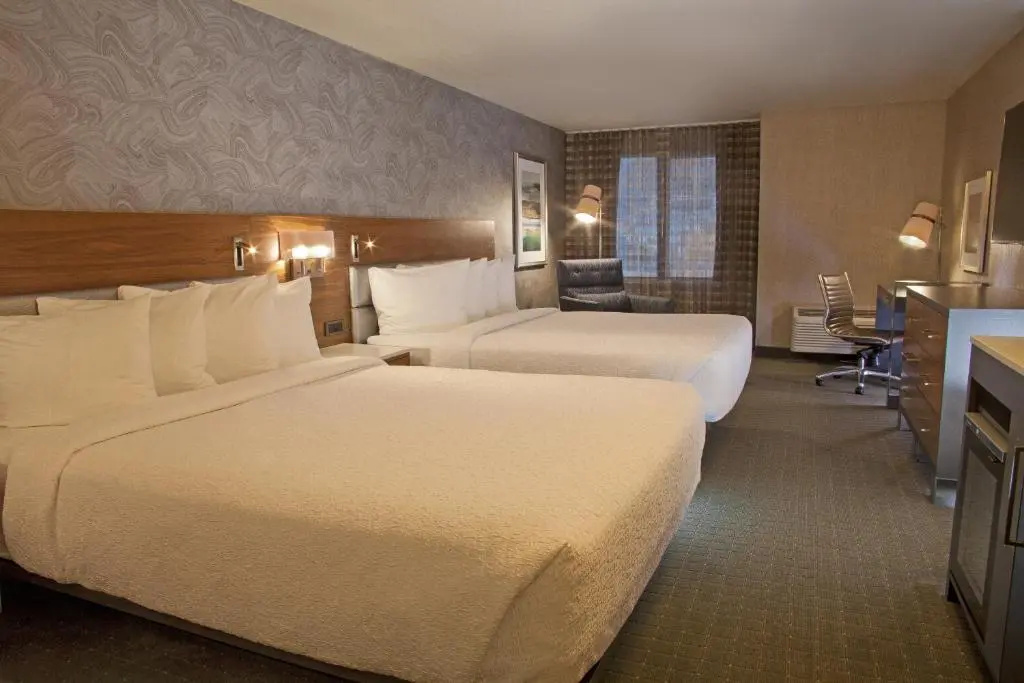 Standard Quadruple room with city view