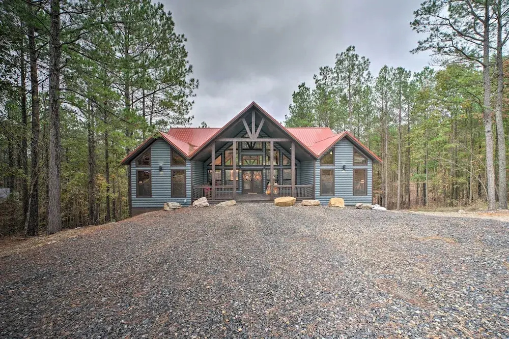 Broken Bow Cabin: Deck w/ Hot Tub & Pool Table!