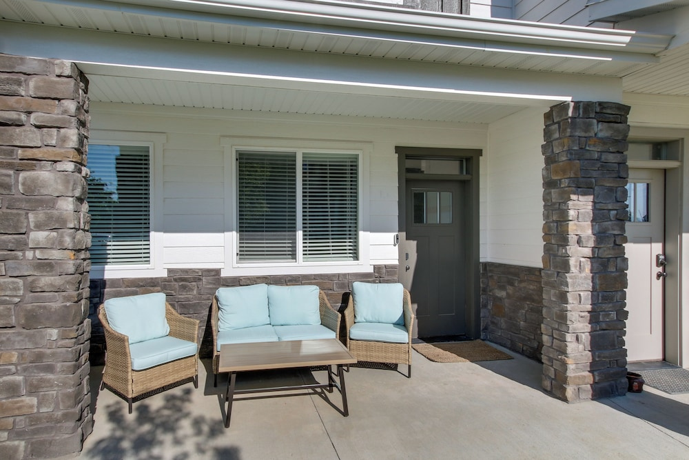 Garden City Townhome, Close to Parks + Downtown!