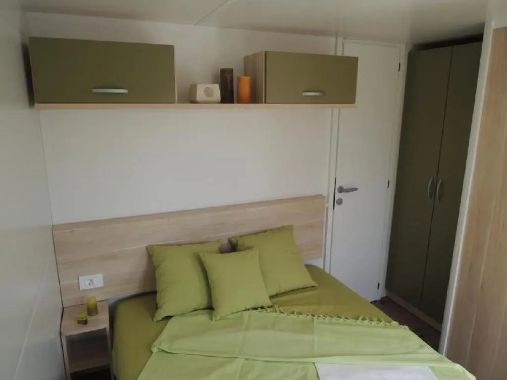 2 Bedrooms Comfort room with pool view