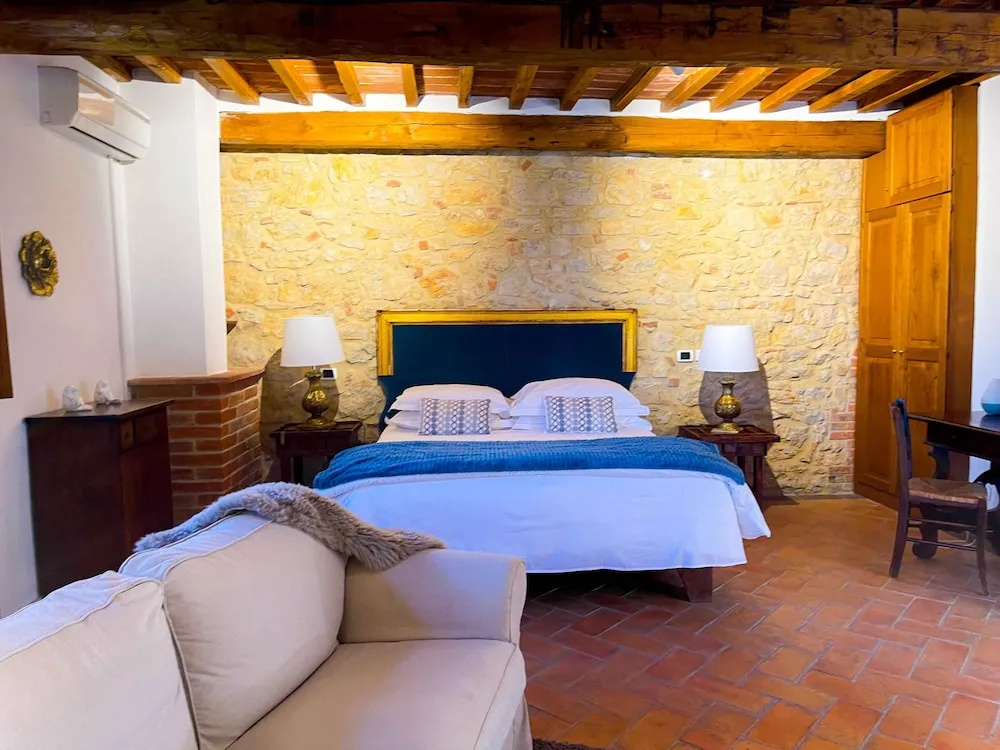 Standard Double room with courtyard view (full double bed)
