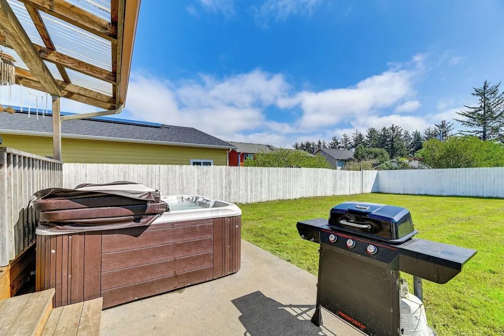 Crescent City Home w/ Hot Tub: Half-block to Beach