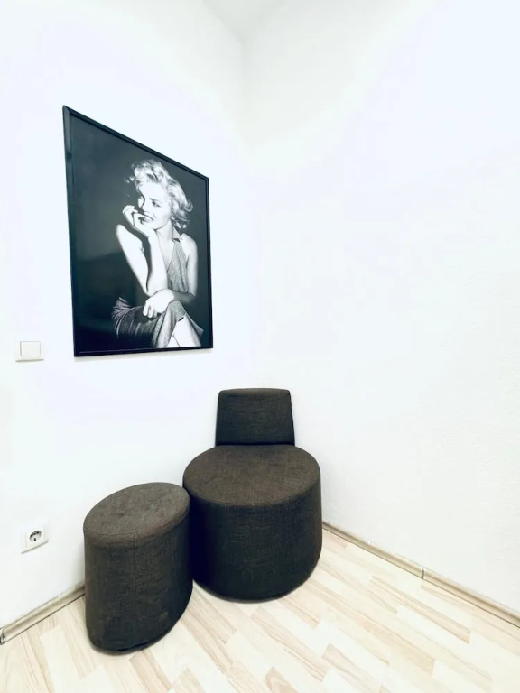 Bright 4BR Apt for 8 Near FAC Platz