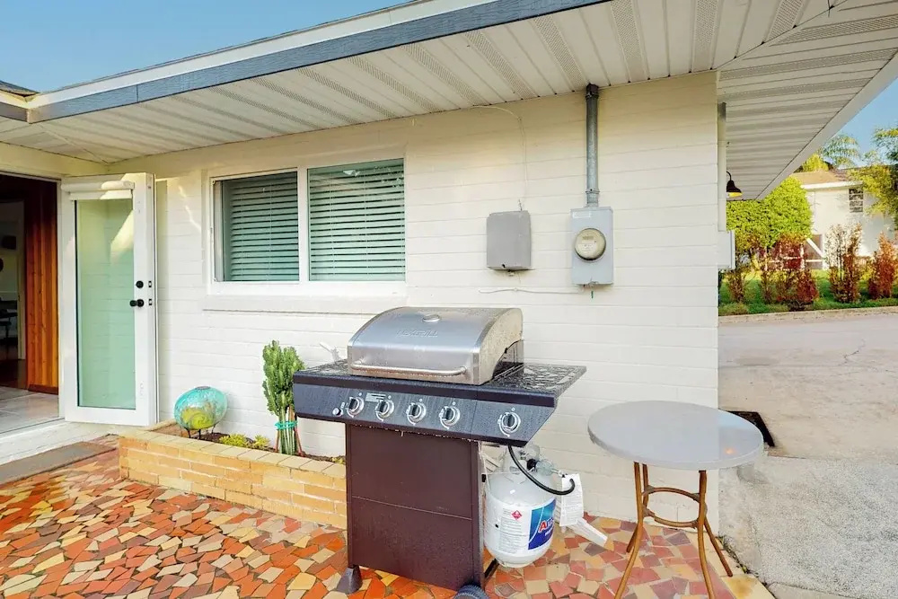 Steps to Lake Hollingsworth! Dog-friendly Retreat
