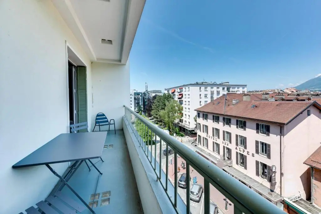 Allure - 2 bedroom apartment with balcony in the centre of Annecy