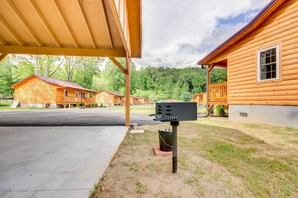 Bears Den Cabin w/ Porch ~ 5 Mi to Bryson City!