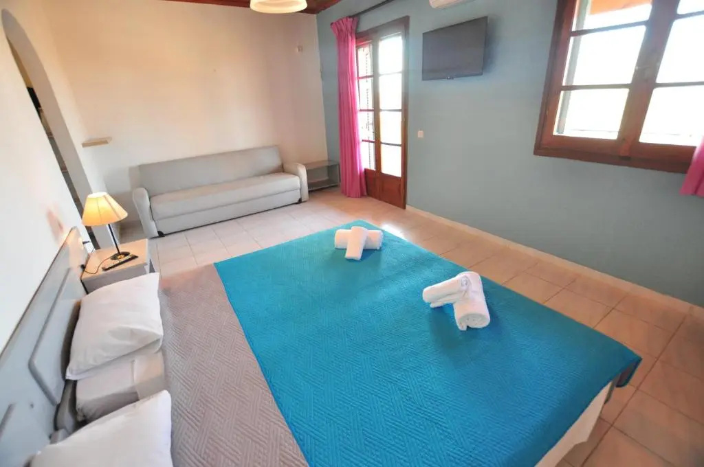 Standard Triple room