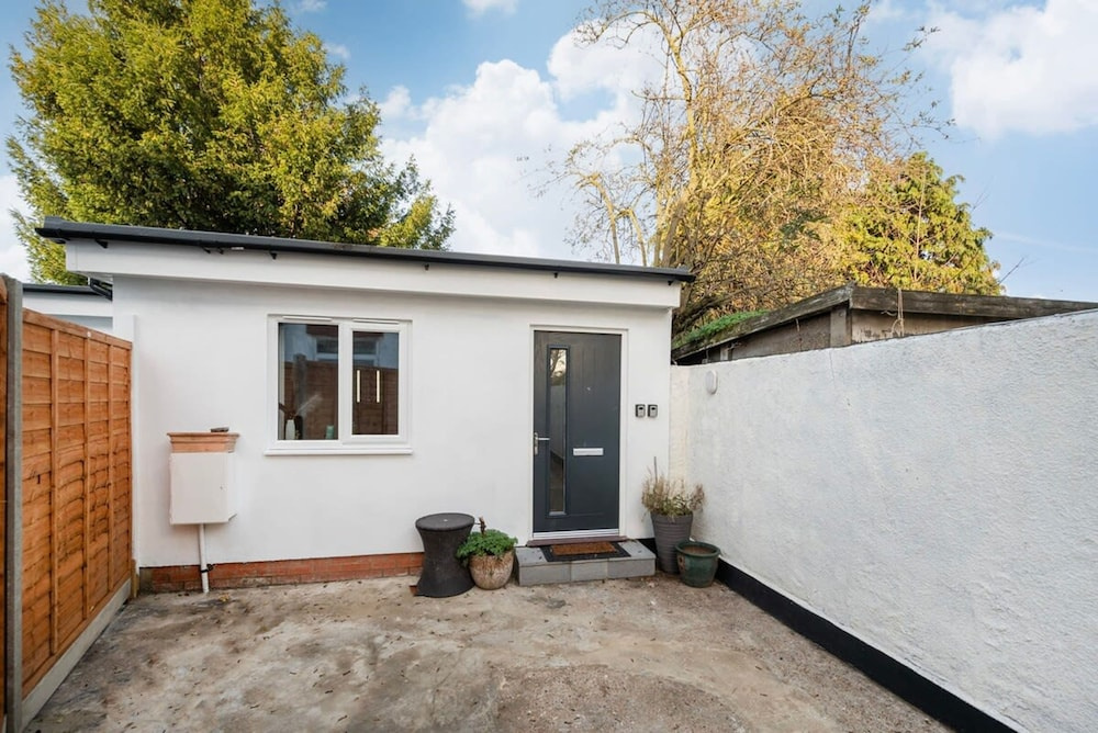 Modern Apartment in Enfield With Comfort