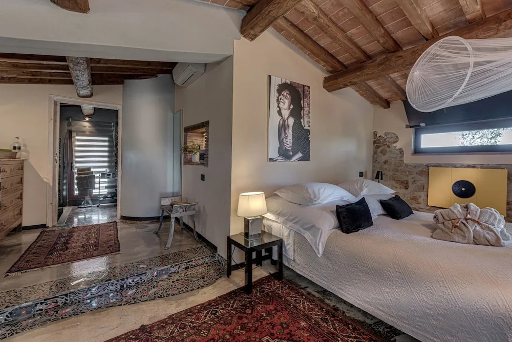 Deluxe Double Suite (full double bed)