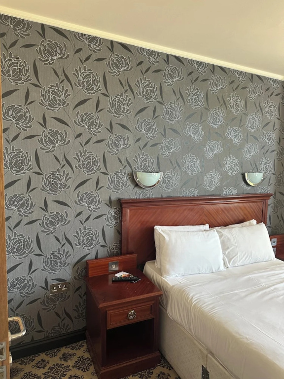 Acorn Lodge Gatwick — 2