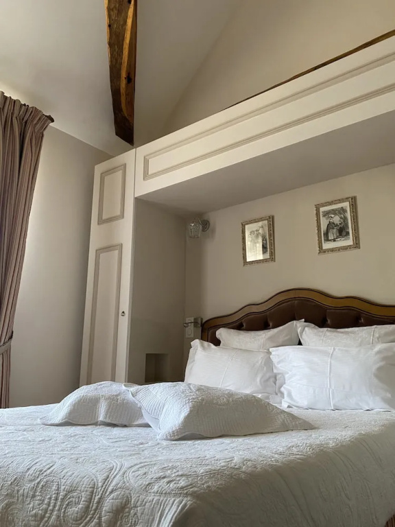 Classic Double room with courtyard view (full double bed)
