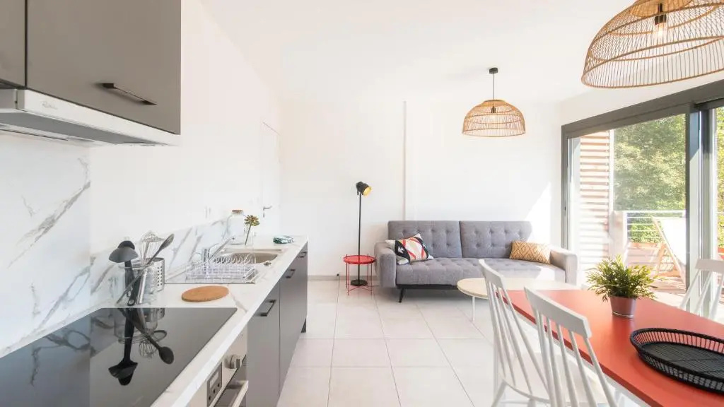Voir la photo 1 — "Le Soleil Levant" avec balcon et parking privé, 2 adultes et 1 enfant