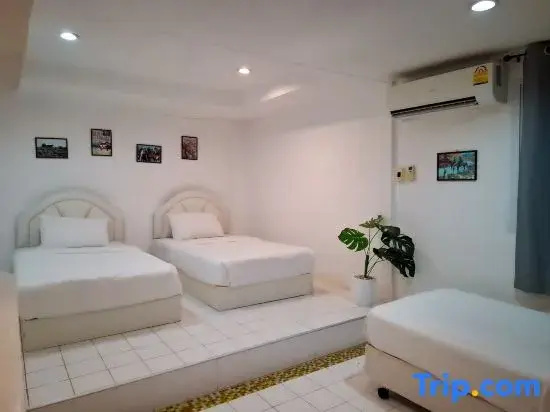 Standard Triple room with pool view