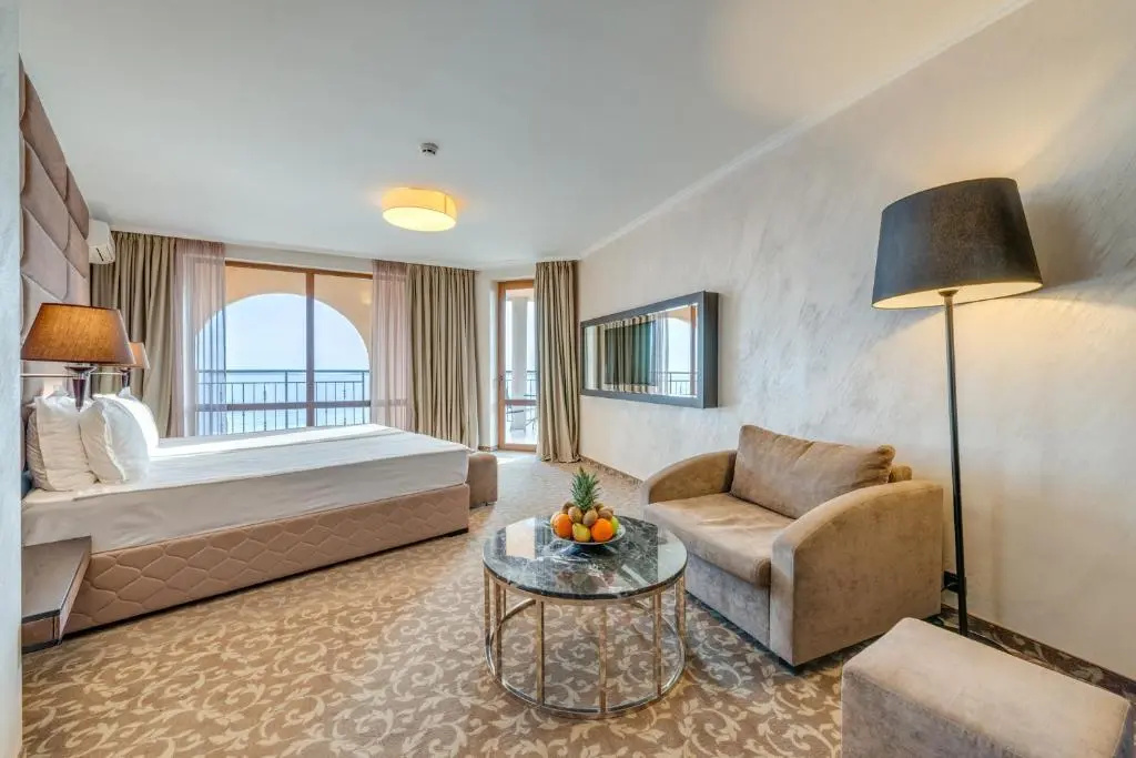 Deluxe Double room with partial sea view (full double bed)
