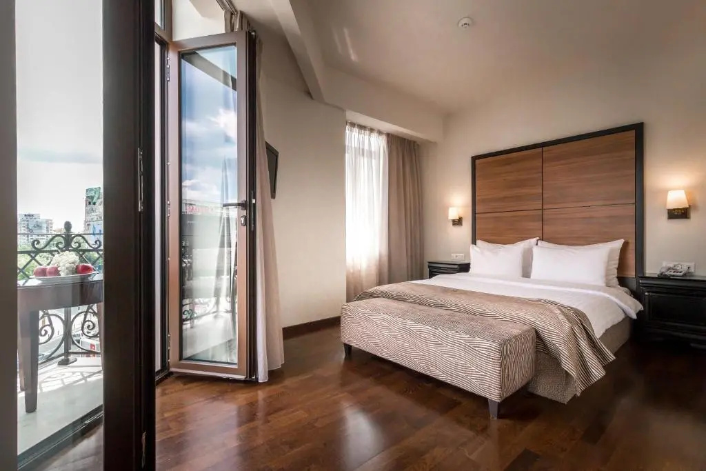 Deluxe Double room (full double bed)