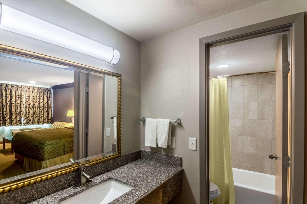 Rodeway Inn Arlington Entertainment District Area — 5