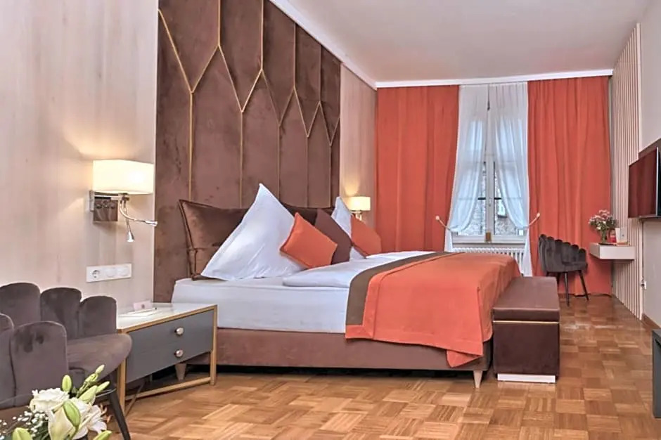 尊爵雙人房，可眺覽庭園景致，配備舒適雙人床