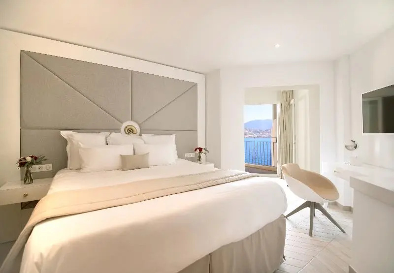 2 Bedrooms Suite with balcony and with sea view