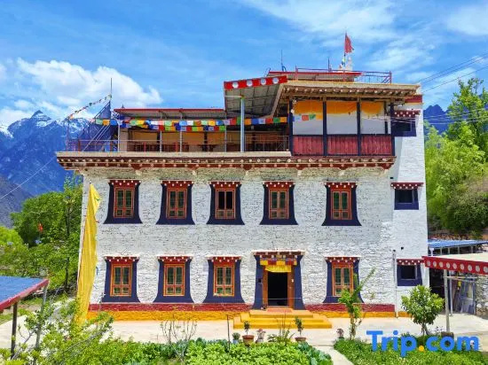Sangdun Longzhu Homestay (Zhonglu Tibetan Village) in Danba